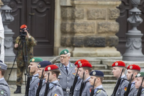 Public roll call of the Army Officers' School on Theatre Square: Bundeswehr honours and bids