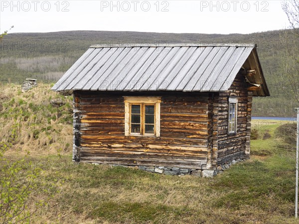 Holiday home at edge of a lake, built partially in the style of the Sami indigenous people's