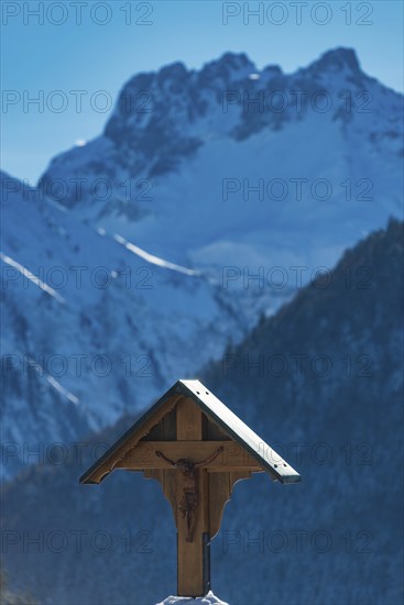 Field cross near Oberstdorf, behind it the Schneck, 2268m, Oberallgäu, Bavaria, Germany, Europe