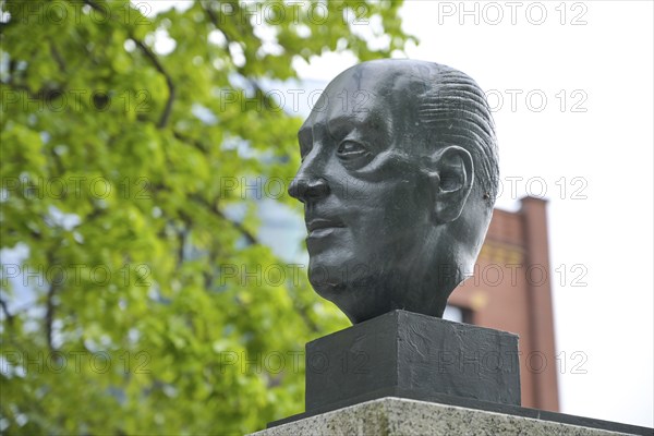 Bust of Ludwig Mies von der Rohe, Straße der Erinnerung, Spreebogen, Moabit, Mitte, Berlin,