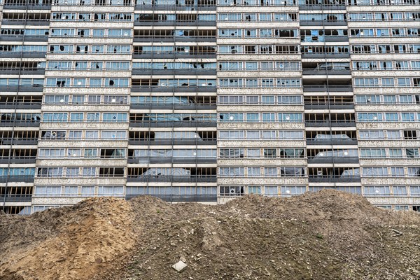 Duisburg-Hochheide, large housing estate Wohnpark Hochheide, 6 20-storey high-rise buildings with