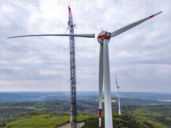Erection of a wind turbine, wind energy plant, assembly of the third blade, with a crawler lattice