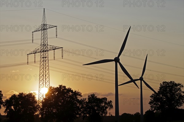 Sunset, high-voltage pylon, wind power plants, Melbeck, Ilmenau municipality, Lower Saxony,