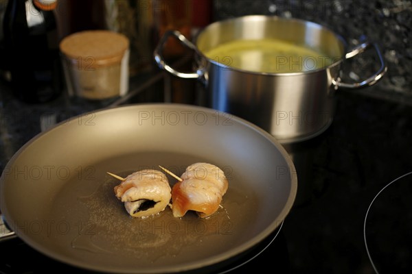 Southern German cuisine, preparation of sorrel soup with char, frying raw char fillets in a pan,