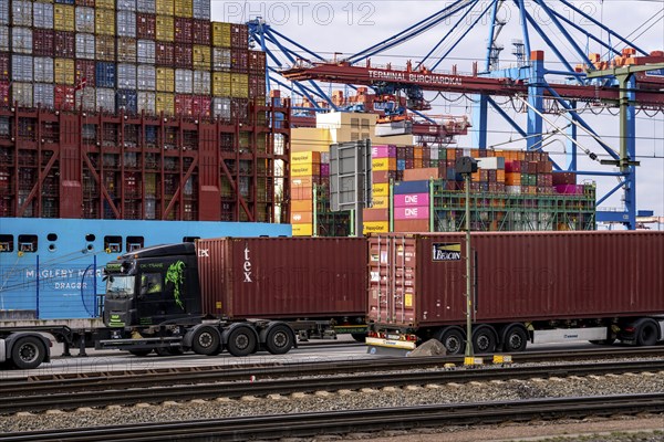 Port of Hamburg, Waltershofer Hafen, container ships, lorries bring and collect freight containers
