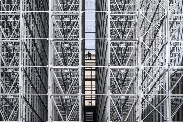 Construction of a high-bay warehouse, storage system for high space utilisation, in steel