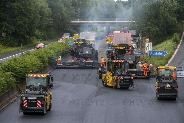 Renewal of the road surface on the A40 motorway between the Kaiserberg junction and Mülheim-Heißen,