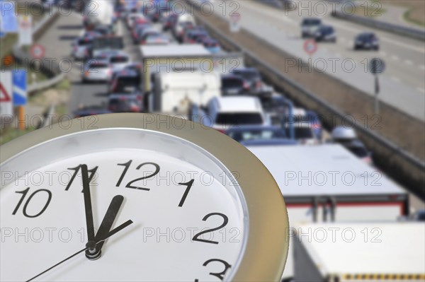 Symbolic image of traffic turnaround: Clock shows five to twelve