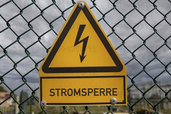 Symbolic image: The word Stromsperre is written under a sign that usually warns of high voltage