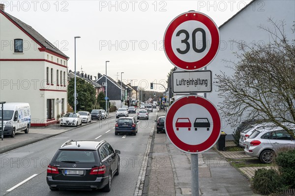 30 km/h zone on Kölner Straße, in Mülheim an der Ruhr, federal road B1, to keep the air clean