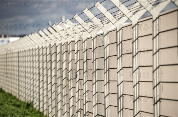 Fence, security fence, with barbed wire Y-crown, Düsseldorf Airport