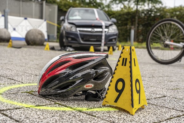 Re-enacted, fatal, accident with a car and a cyclist, at the North Rhine-Westphalia police,