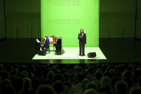 Lars Eidinger reads Die Hauspostille appeals to the reader's emotions and intellect. in Potsdam's