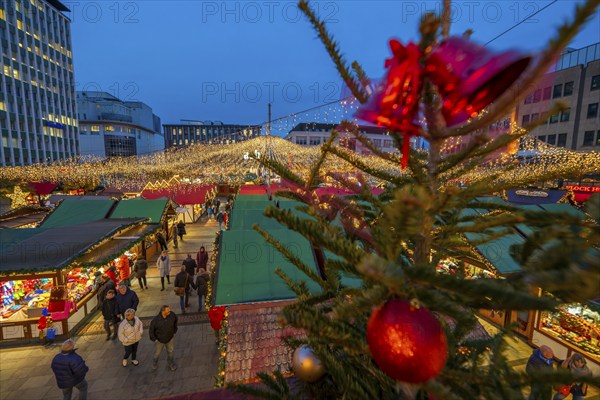 Pre-Christmas season, Christmas market on Kennedyplatz in the city centre of Essen, Christmas tree