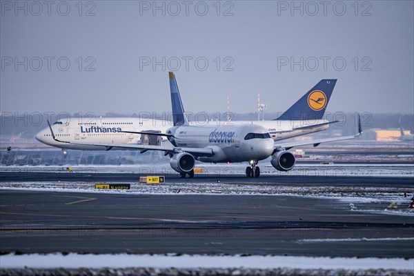 Lufthansa Boeing 747-8, Discover Airbus A320-200, on the way to Runway West, Frankfurt FRA Airport,