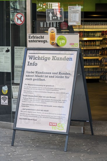 Effects of the coronavirus crisis, empty shopping street, notice at a food market, Hohe Straße in