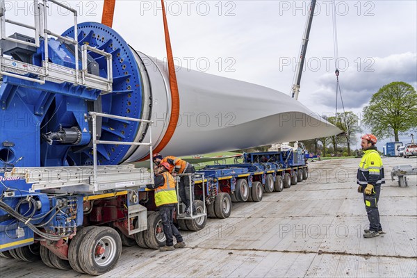 Preparation for the transport of a 68 metre long blade, a wind turbine, with a self-propelled