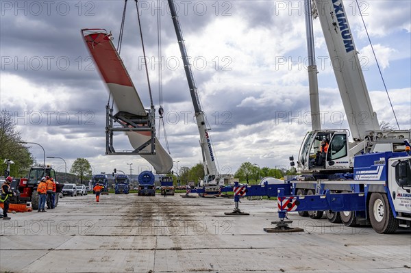 Preparation for the transport of a 68 metre long blade, a wind turbine, with a self-propelled