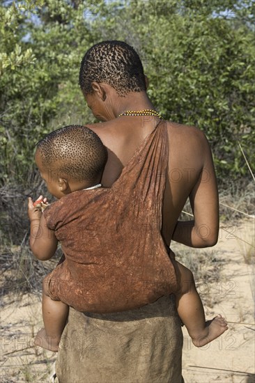 Bushman, woman with child, Africa, Namibia, San, Bushmen, Africa