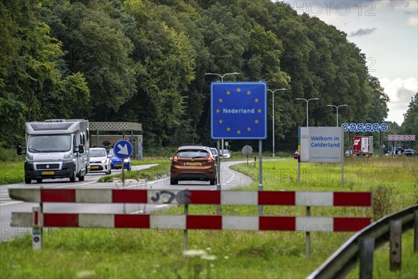 Green border, border crossing without controls, near Kranenburg, federal road B9, in NL N325, from