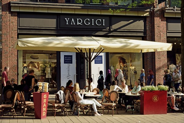 Germany, Hamburg, City, Mönckebergstraße, Shops, Street café in front of Levantehaus, Hotel Hyatt,