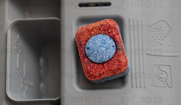 Dishwasher, cleaning taps, dishwasher tabs, washing-up liquid