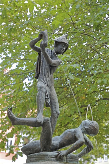 Sculpture Scuffling boys by Heinrich Apel 1975, two, children, boys, water games, water jets, shoe,