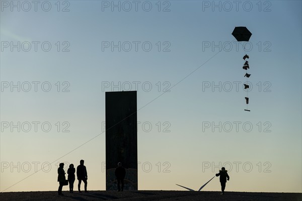 People flying a kite, sculpture by Richard Serra, Bramme for the Ruhr area on the Schurenbach spoil