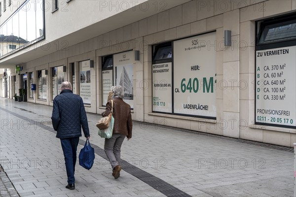 Vacant shop premises, for rent, advertising in the shop windows, in the new Schlossstraße city