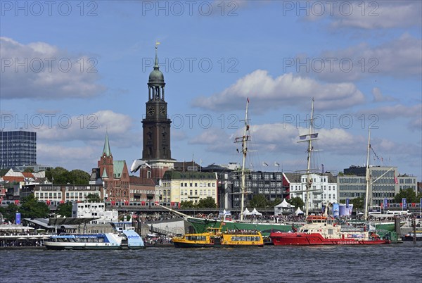 Europe, Germany, Hanseatic City of Hamburg, Elbe, View across the Elbe to Michel and Baumwall,