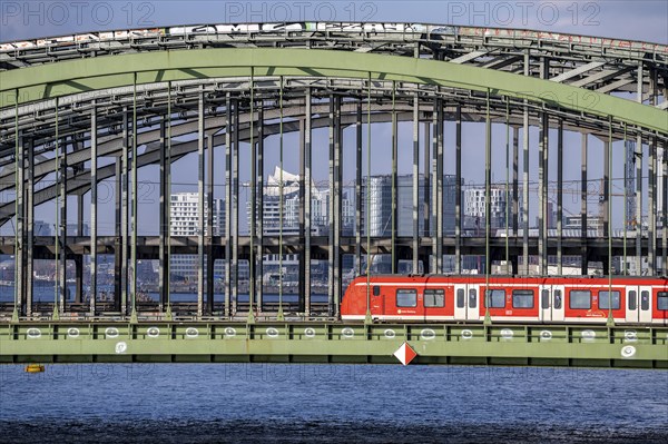 Railway Elbbrücken, at Elbbrücken station, spanning the Norderelbe, S-Bahn, in the background the