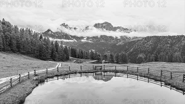 Alpine meadow and Wuhnleger Weiher, in the background the peaks of the rose garden, shrouded in