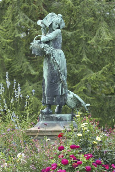 Sculpture Gänseliesel by Albert Schultz 1900, female figure with basket, goose figure and flower