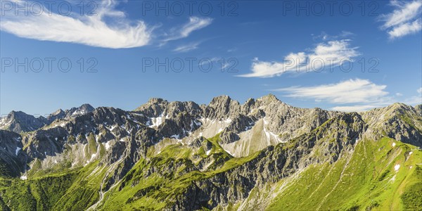 Mountain panorama from Fellhorn, 2038m, to Schüsser, 2259m, Hochgehrenspitze, 2251m and Walser