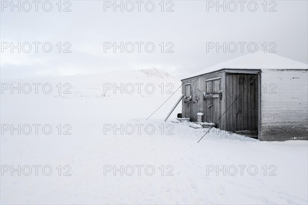 Fence, wooden house, Swedish-Finnish research station Kinnvika, wintry, snowy landscape,