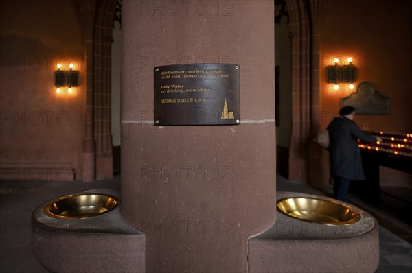 Sign in German, English and Chinese, WEIHWASSER ZUM BEKREUZIGEN ZUM TRINKEN ODER WASCHEN, interior
