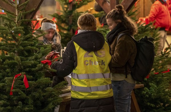 2G inspectors, of the city of Essen at the Christmas market on Kettwiger Straße, in Essen, during