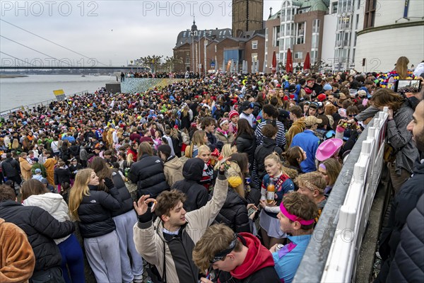 Rose Monday parade in Düsseldorf, after the parade thousands of mostly young people in the old