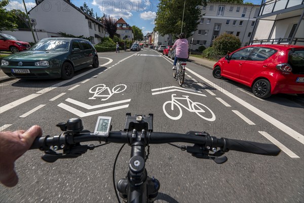Bicycle road, cyclists have priority over car traffic, new cycle routes through Essen, here in the