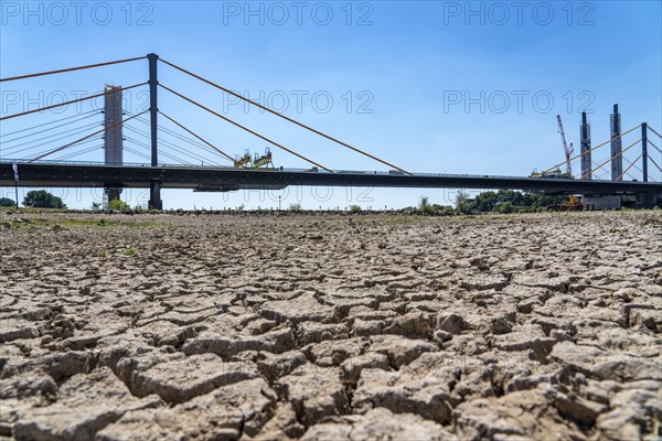 Rhine at Duisburg, extremely low water, Rhine level at 168 cm, tendency falling, after the long
