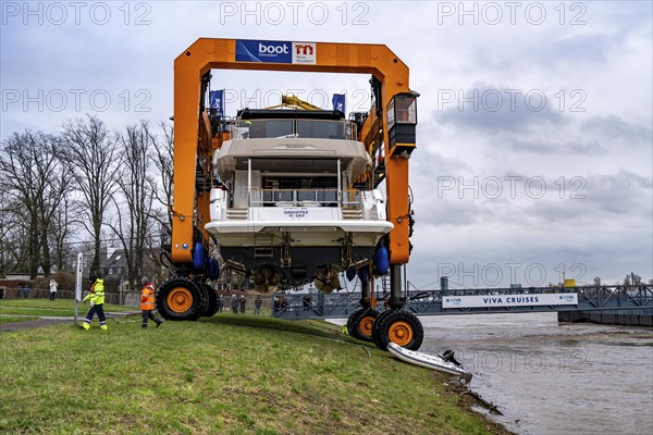 Craning the €6.3 million Sunseeker 88Y motor yacht, weighing 82 tonnes, in preparation for the