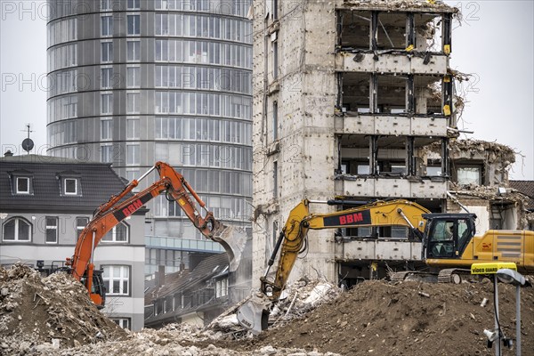 Demolition of the former RWE building complex, in the city centre, on the A40 motorway in Essen,