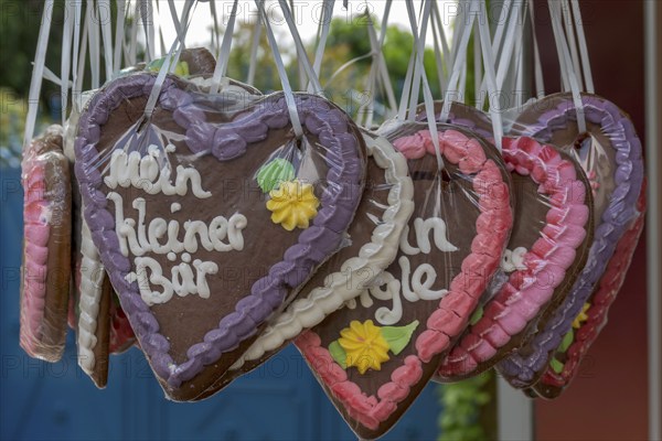 Gingerbread hearts with inscription made of coloured sugar, icing, gingerbread, Southern