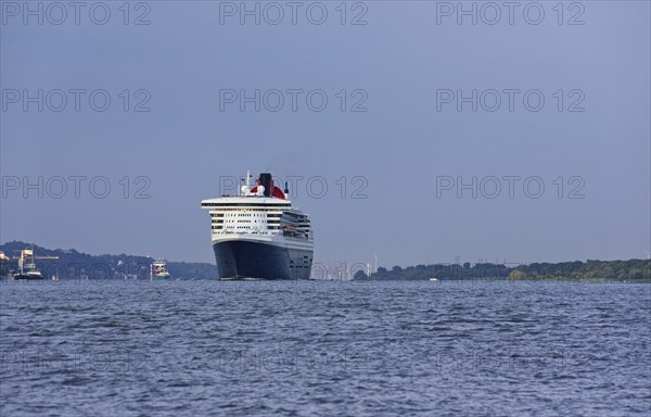 Europe, Germany, Hamburg, Elbe, Passenger ship Queen Mary 2 leaves Hamburg, Evening light, Hamburg,