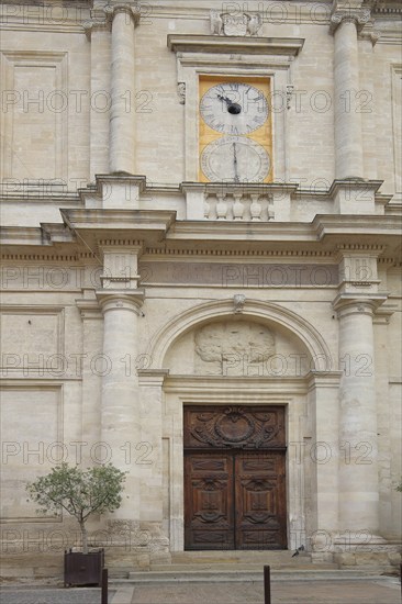 Portal of the baroque church Notre-Dames-des-Angers, church door, entrance, L'Isle-sur-la-Sorgue,
