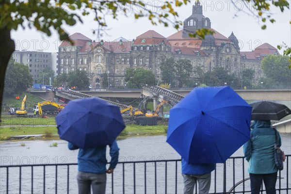 In the early hours of the morning, a section of the Carola Bridge collapsed for unknown reasons.