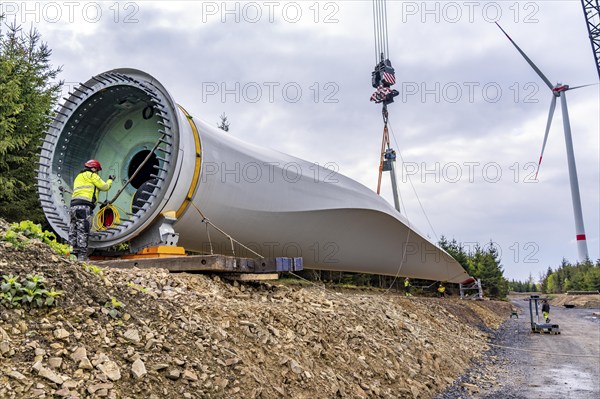 Erection of a wind turbine, wind energy plant, assembly of the third blade, with a crawler lattice