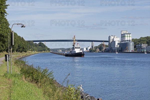 Tugboat, Holtenau Bridges, Kiel Canal, Holtenau, Kiel, Schleswig-Holstein, Germany, Europe