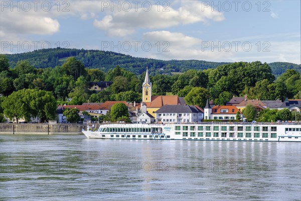 River cruise ship near Persenbeug on the Danube, Persenbeug, Mostviertel, Lower Austria, Austria,