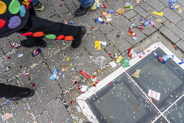 Rose Monday parade in Düsseldorf, remains from the celebrations in the old town, rubbish, North